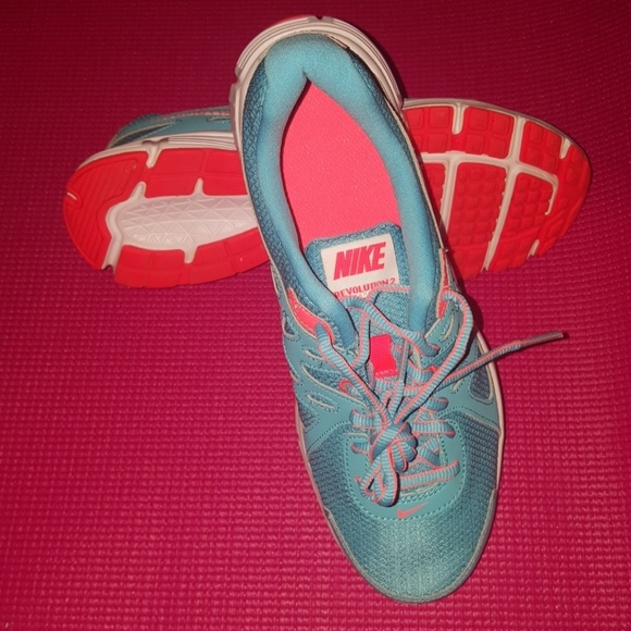 Womens Nike Revolution 2 - Picture 2 of 5